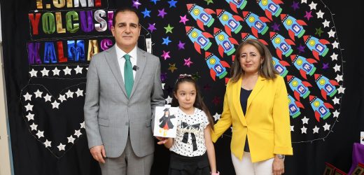 Vali Dr. İdris Akbıyık, Öğrencilerin Karne Sevincine Ortak Oldu