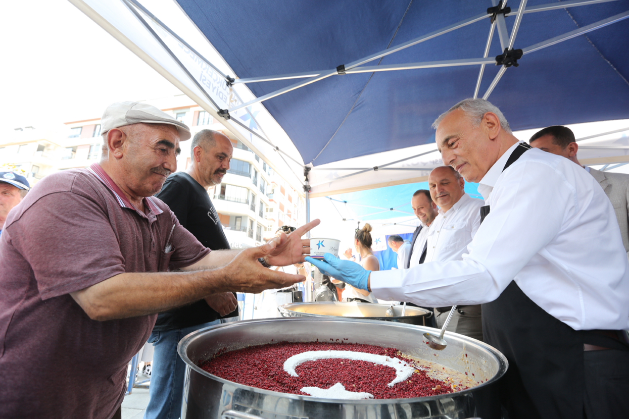 KÜÇÜKÇEKMECE’DE BİNLERCE KİŞİYE AŞURE İKRAM EDİLDİ