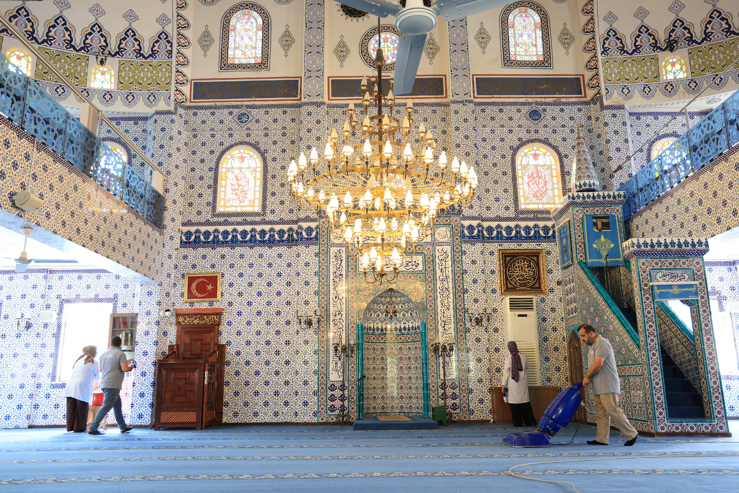 Çekmeköy’deki cemevleri ve camilerde bakım, onarım ve temizlik çalışmaları tüm hızıyla devam ediyor.