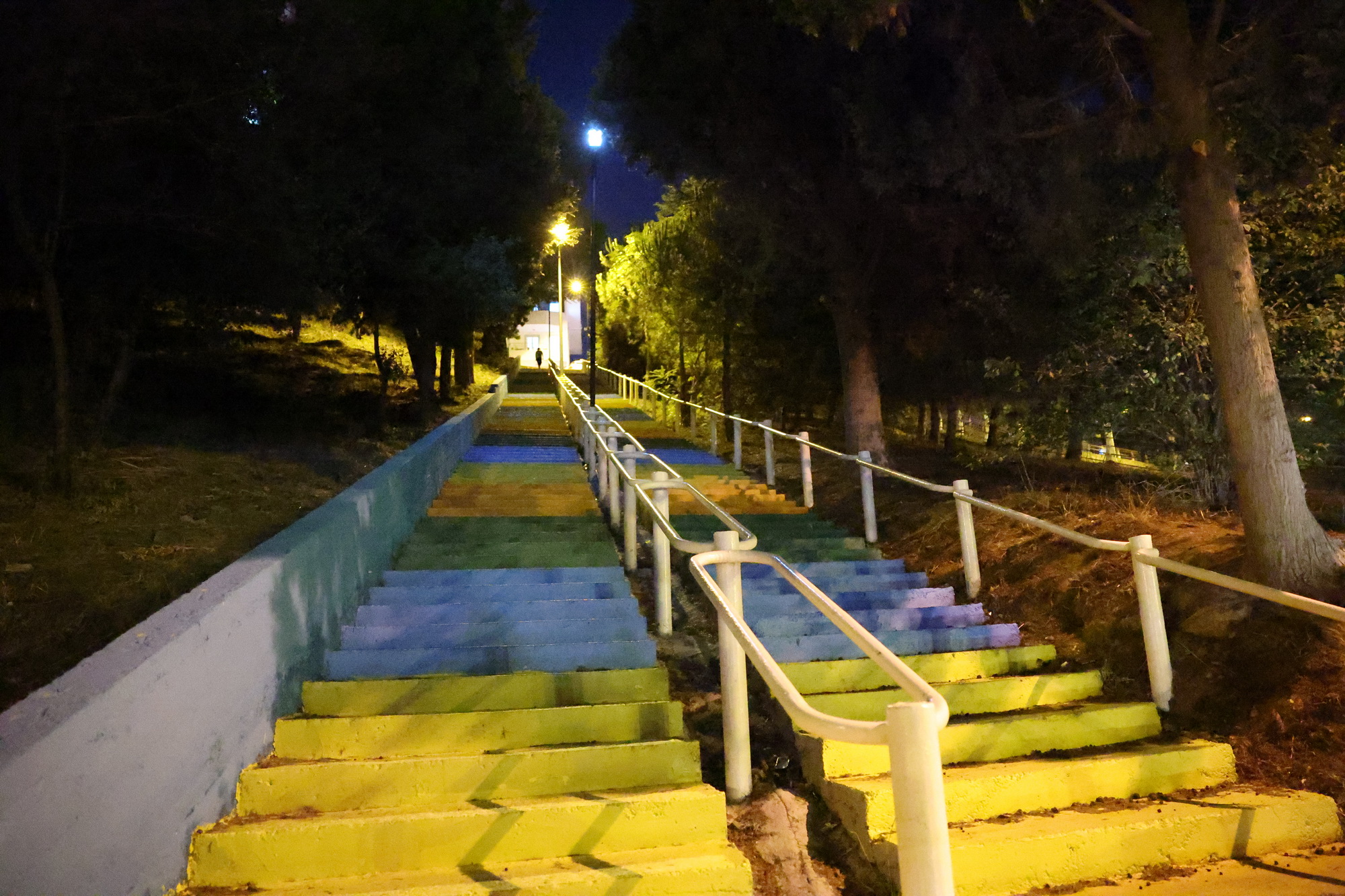 Derince’de Güneş Enerjili Aydınlatmalarla Canlanan Merdivenler