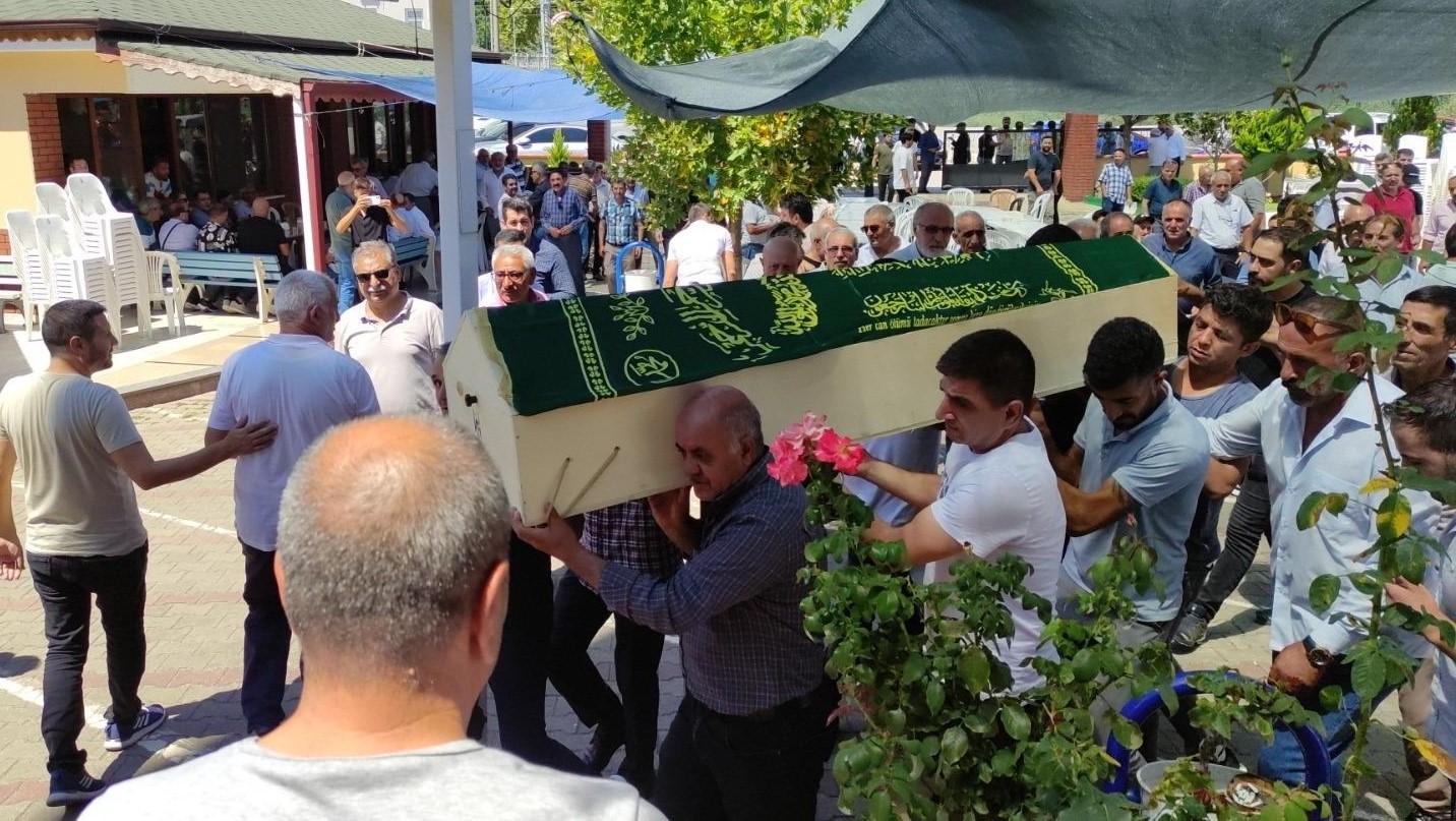 BAŞKAN DEMİR BELEDİYE PERSONELLERİNDEN GÜNTAY HOŞ’UN BURSA’DA CENAZESİNE KATILDI