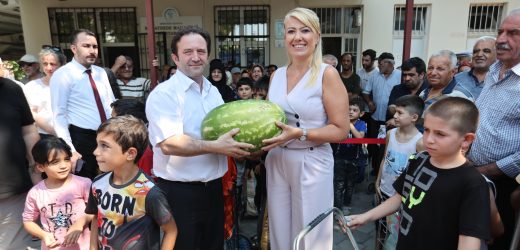 MERKEZEFENDİ BELEDİYESİ VE ACIPAYAM BELEDİYESİ VATANDAŞA TAZE KARPUZ DAĞITTI