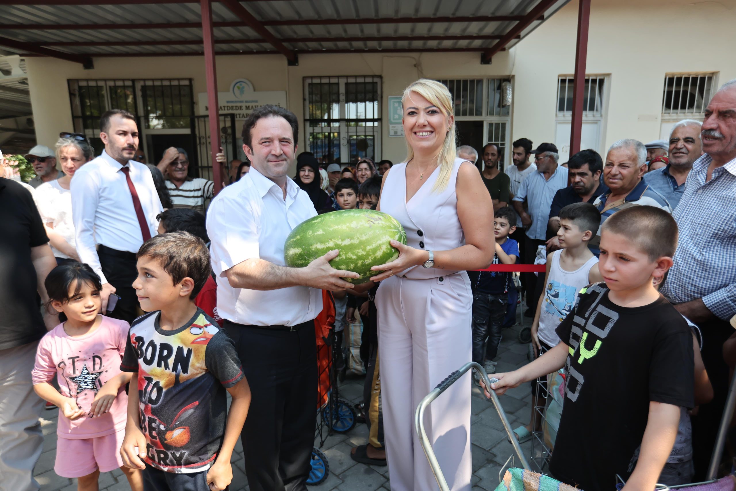 MERKEZEFENDİ BELEDİYESİ VE ACIPAYAM BELEDİYESİ VATANDAŞA TAZE KARPUZ DAĞITTI