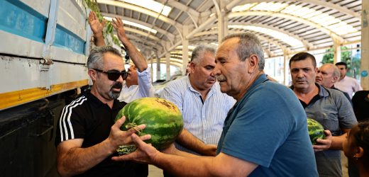 Büyükşehir ile hem üretici hem halk kazandı