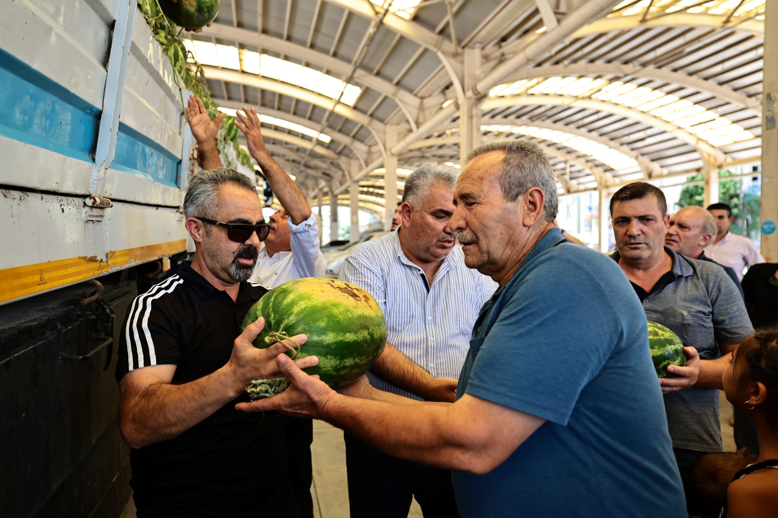 Büyükşehir ile hem üretici hem halk kazandı