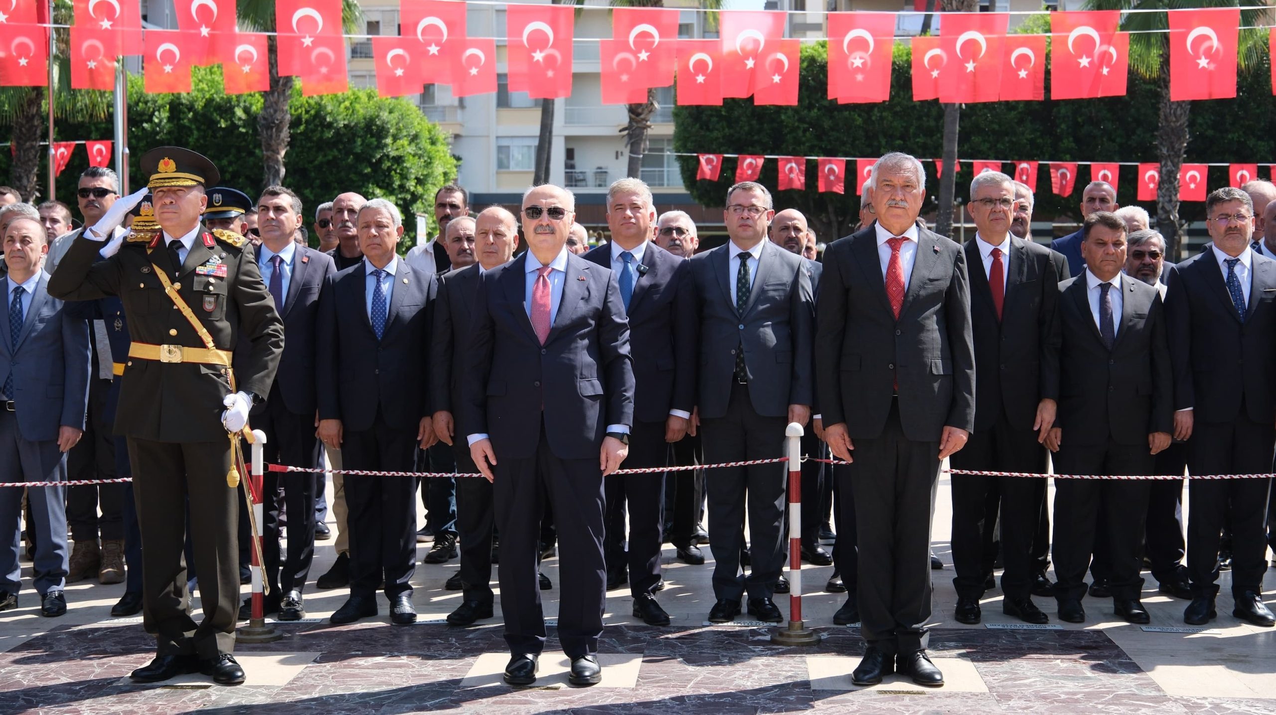 Adana’da 30 Ağustos Zafer Bayramı’nda Atatürk Anıtı’na çelenk konuldu