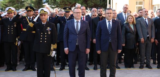 Derince’de Çelenk Sunma Töreni Düzenlendi