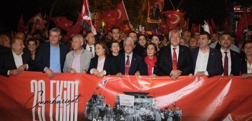 Adana’da on binler Cumhuriyet Bayramı’nı kutladı, Mustafa Kemal Atatürk’ün değerlerine sahip çıktı.