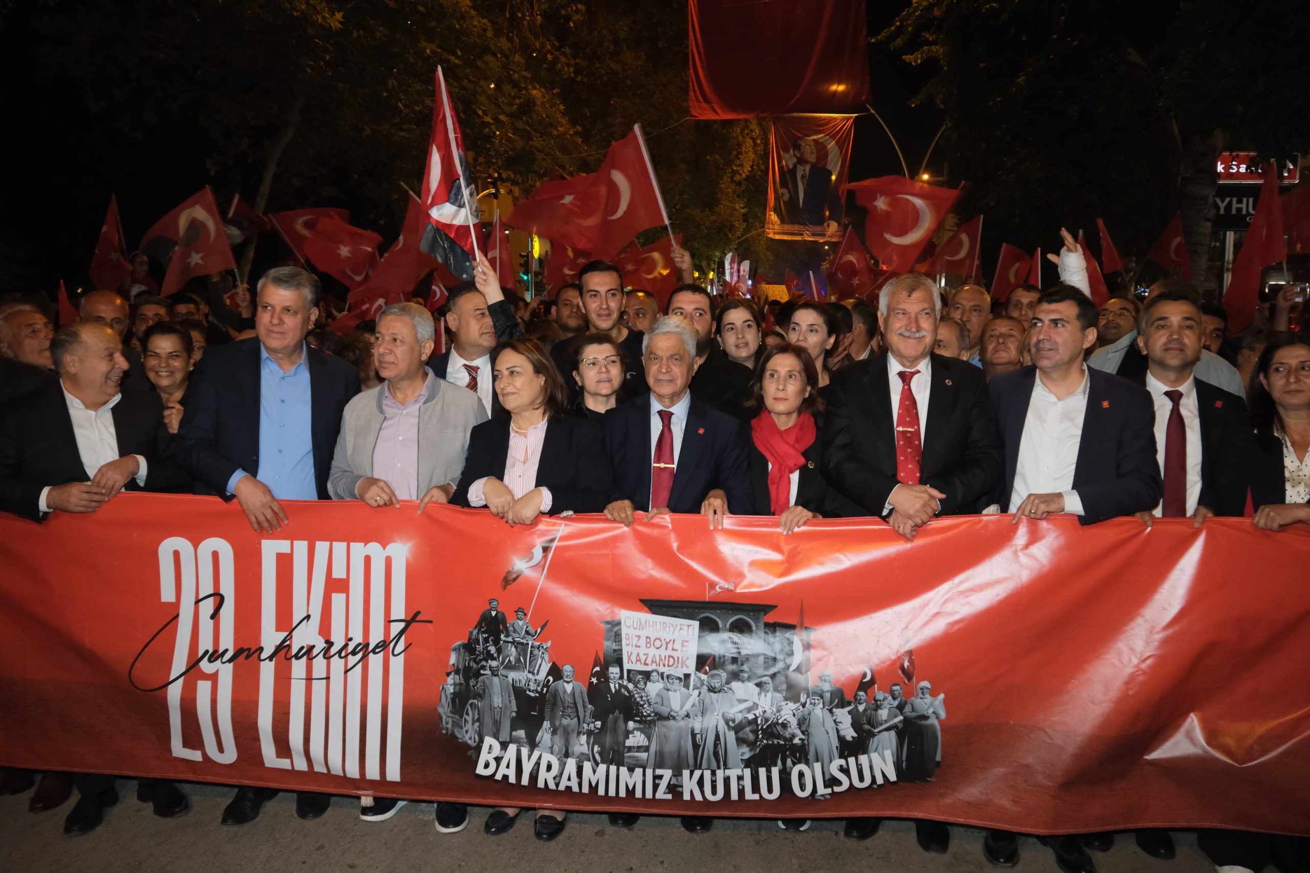 Adana’da on binler Cumhuriyet Bayramı’nı kutladı, Mustafa Kemal Atatürk’ün değerlerine sahip çıktı.