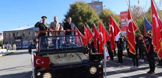 ARDAHAN’DA CUMHURİYET BAYRAMI’NIN 101. YAŞI COŞKUYLA KUTLANDI