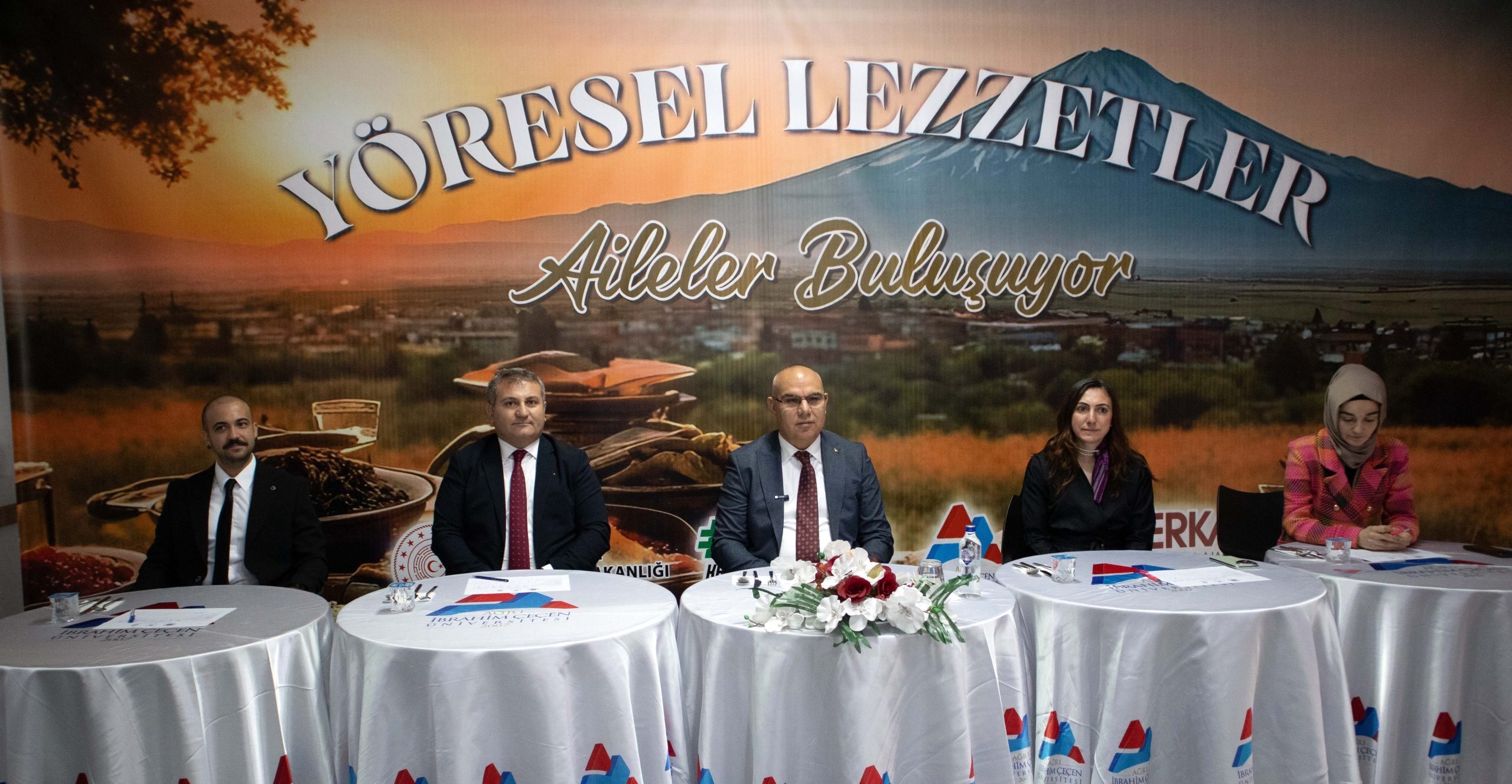 Ağrı’da Yöresel Lezzetler Buluşması: 8 İlçeden 8 Aile Geleneksel Tatlarını Tanıttı