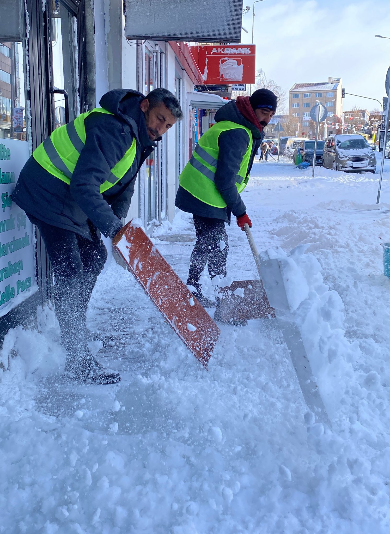 BELEDİYE EKİPLERİ KAR TEMİZLİĞİNE BAŞLADI