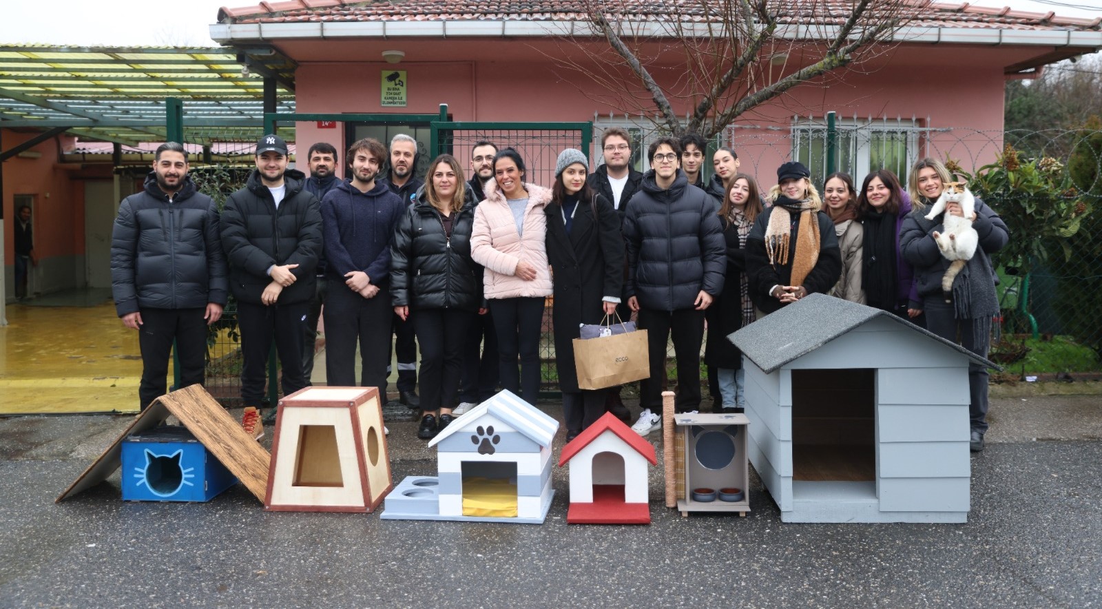 ÇEKMEKÖY’DE SOKAKTAKİ CANLAR YUVALARINA KAVUŞUYOR