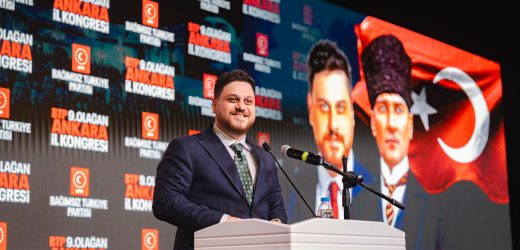 BTP Lideri partililerle birlikte İzmir Marşı’nı okudu