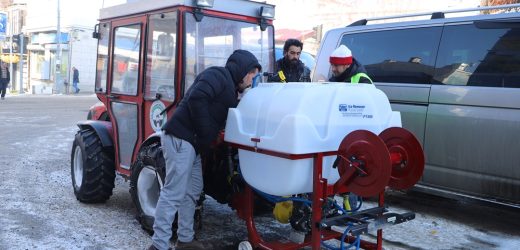 ARDAHAN BELEDİYESİ’NDE KARLA MÜCADELEDE YENİ DÖNEM: ‘BUZ ÇÖZÜCÜ SOLÜSYON SERPME MAKİNESİ’