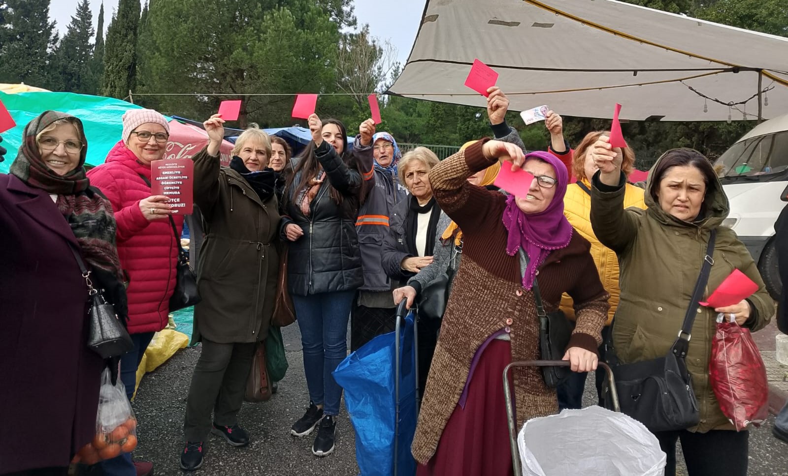 CHP. SAMSUN KADIN KOLLARININ EŞ ZAMANLI “İKTİDARA KIRMIZI KART!” PAZAR ÇALIŞMASI