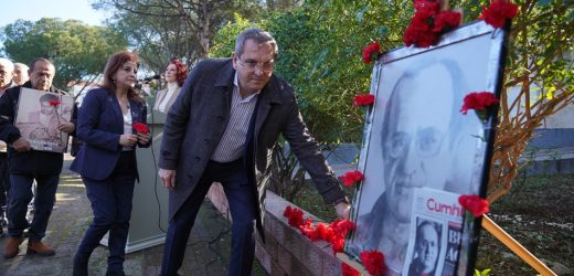 UĞUR MUMCU AYVALIK’TAKİ EVİNİN ÖNÜNDE ANILDI