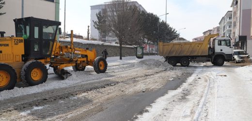 BELEDİYE EKİPLERİNİN KAR TEMİZLİK MESAİSİ SÜRÜYOR