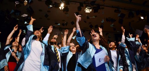 Kent dışında eğitim gören 140 Ayvalıklı öğrenciye 1500 Türk Lirası Burs Desteği