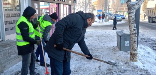 BELEDİYE EKİPLERİ’NDEN DONDURUCU SOĞUKLARDA BUZ TEMİZLEME ÇALIŞMASI