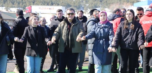 BAŞKAN DEMİR, ÇILDIR’DAKİ BUZ PATENİ GÖSTERİSİNE KATILDI