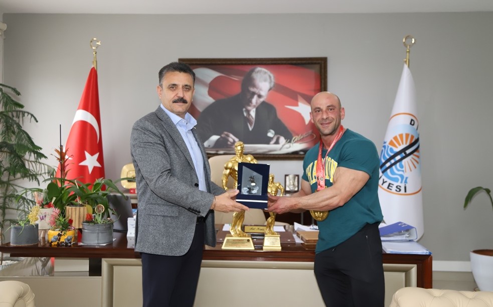 Dikili Belediyesi’nin Gururu Yılmaz Acar Başarıdan Başarıya Koşmaya Devam Ediyor