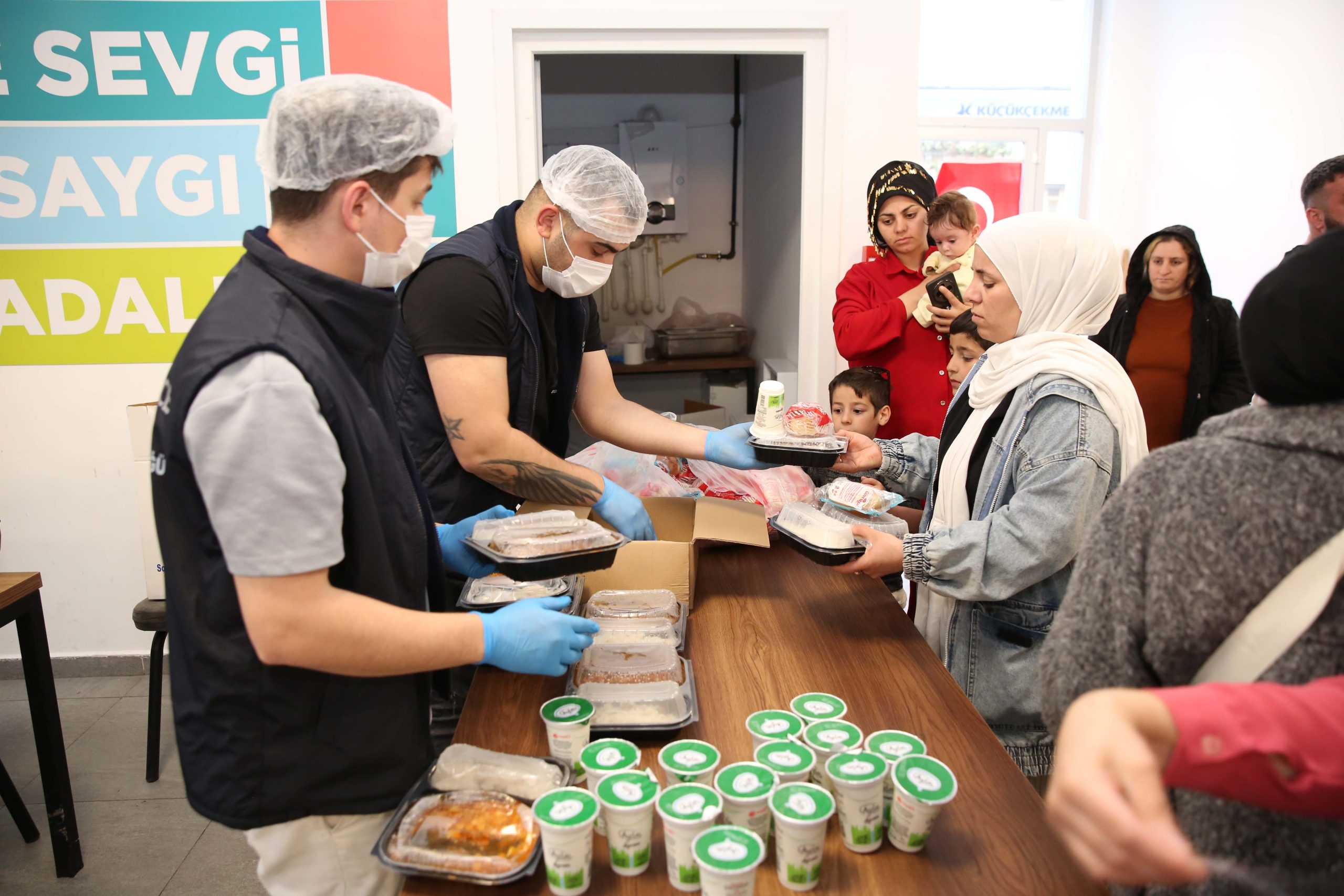 KÜÇÜKÇEKMECE BELEDİYESİ DEPREM SONRASI VATANDAŞLARIN YANINDA