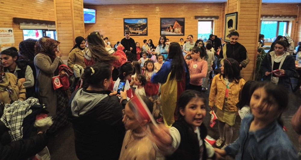 ARDAHAN BELEDİYESİ SALİH AKTÜRK SOSYAL TESİSLERİ’NDE 23 NİSAN ÇOÇUK ŞENLİĞİ DÜZENLENDİ