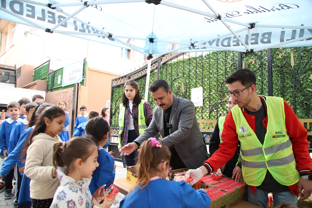 Başkan Kırgöz’den öğrencilere kek ve meyve suyu ikramı
