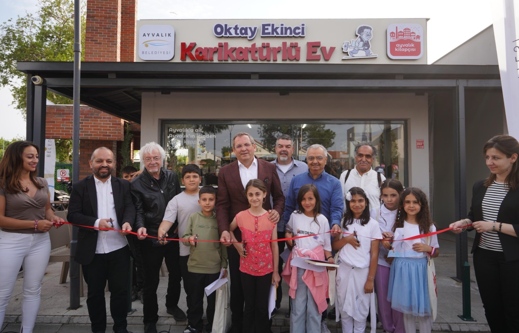 OKTAY EKİNCİ KARİKATÜRLÜ EV VE AYVALIK KİTAPÇISI AÇILDI…