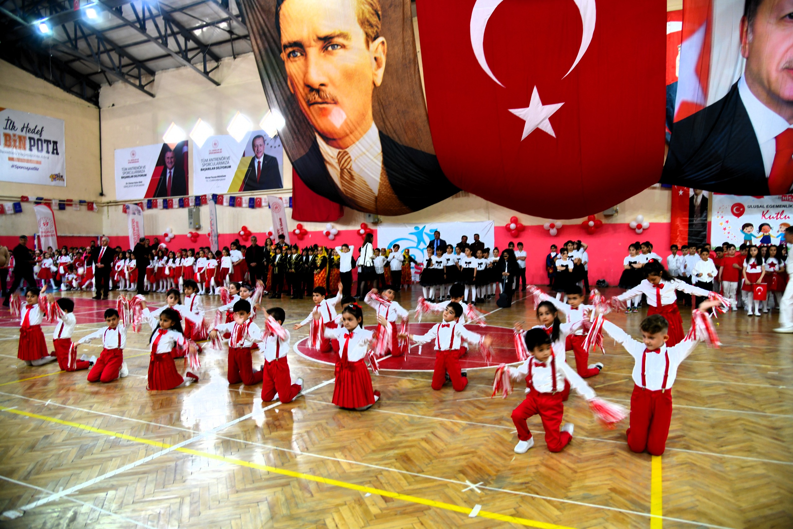 ARDAHAN’DA 23 NİSAN COŞKUYLA KUTLANDI