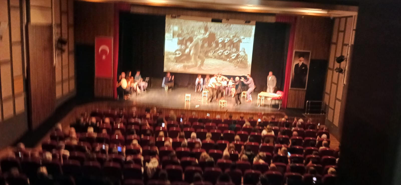 KÖYÜN ENİSDOSU AYAKTA ALKIŞLANDI!