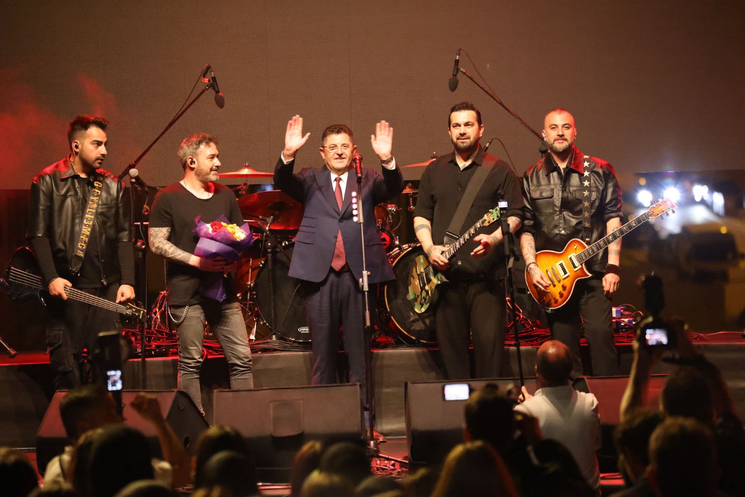 ÇEKMEKÖY’DE GENÇLİK FESTİVALİ’NDE PERA RÜZGâRI