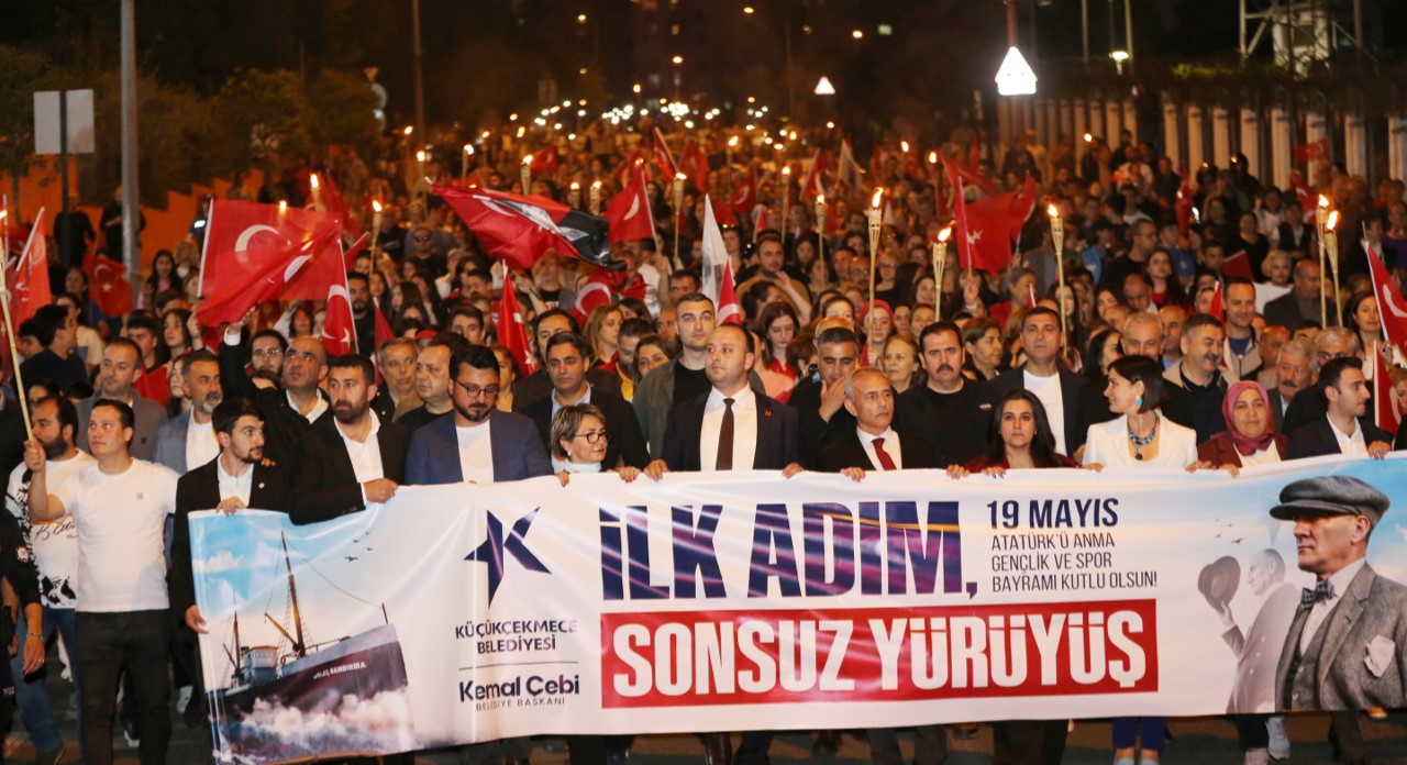 KÜÇÜKÇEKMECE’DE 19 MAYIS COŞKUSU SOKAKLARA TAŞTI