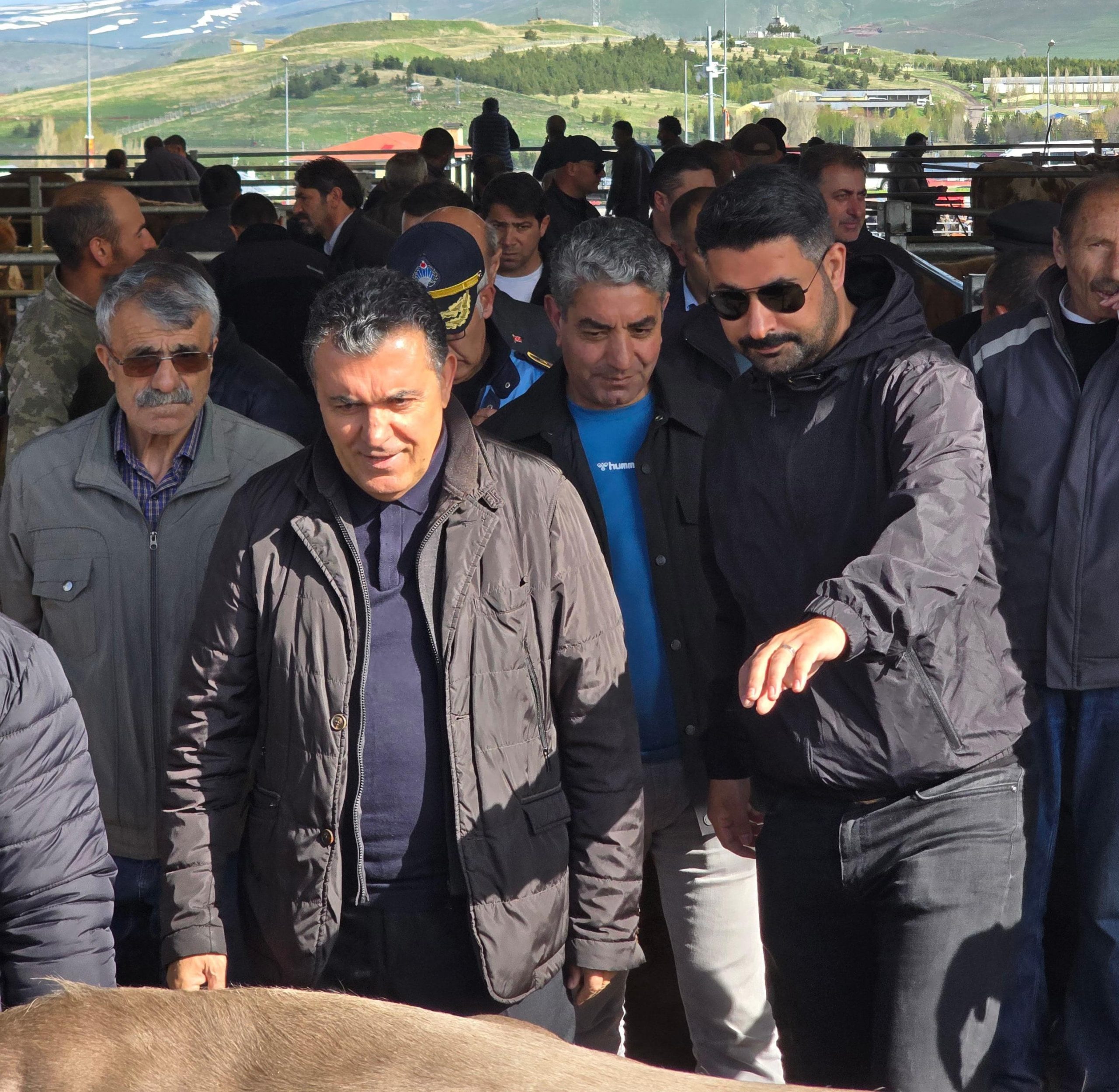 BAŞKAN DEMİR, YENİ GÜNE HAYVAN PAZARINI ZİYARET EDEREK BAŞLADI