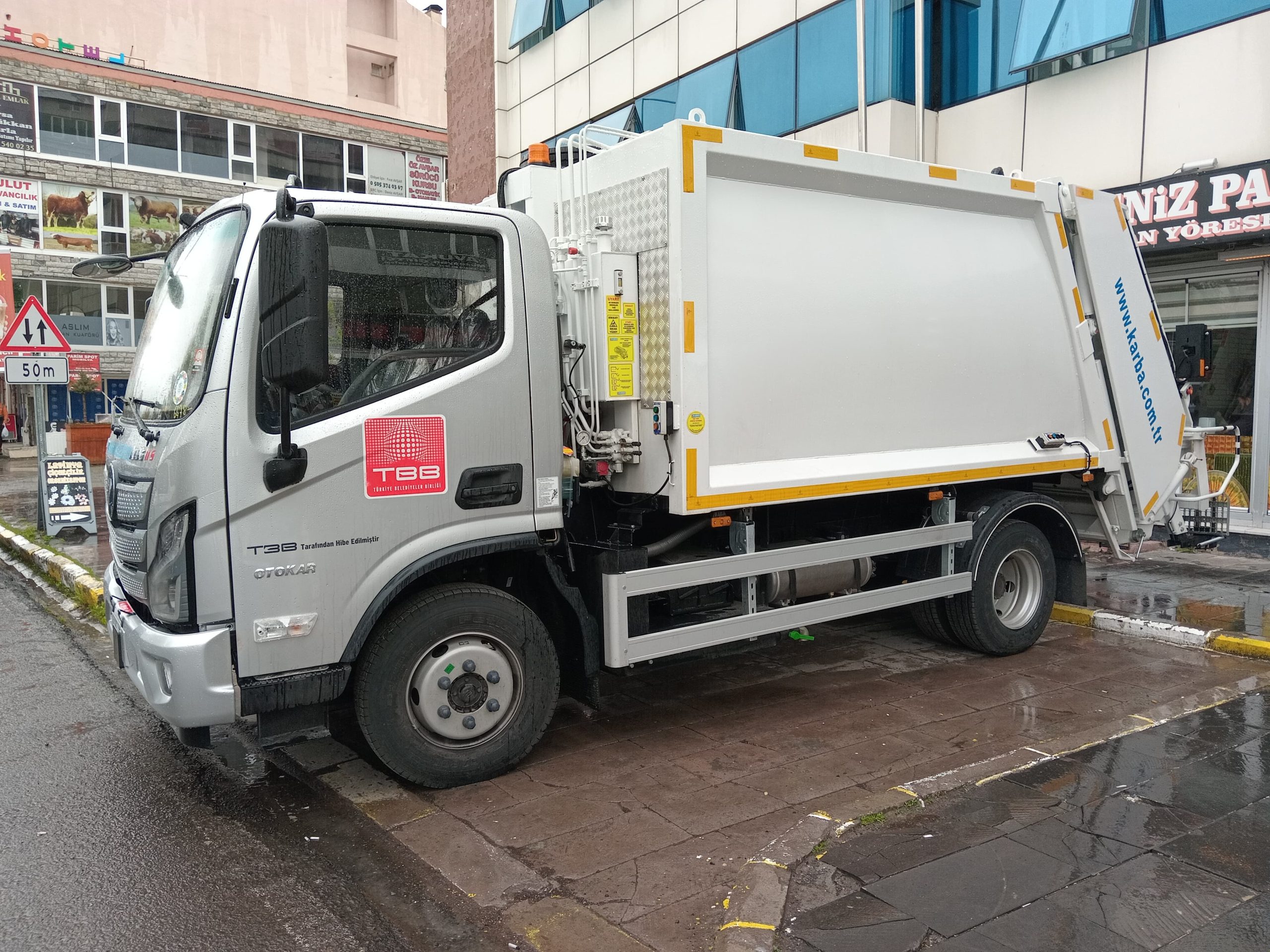 ARDAHAN BELEDİYESİ’NE SIFIR KİLOMETRE ÇÖP KAMYONU