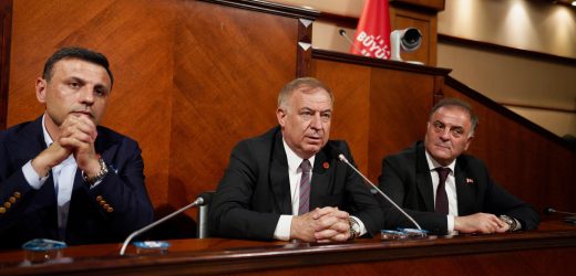 CHP’Lİ BELEDİYE BAŞKANLARI EKREM İMAMOĞLU VE ARKADAŞLARINA DESTEK İÇİN SARAÇHANE’DE BULUŞTU