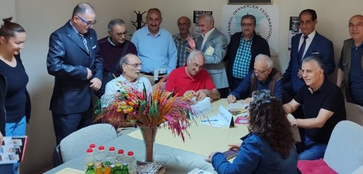 ARDAHAN’LI İKİ YAZAR- MAHMUT BAYCAN VE ERDAL ÇAKICIOĞLU KİTAPLARINI İMZALADILAR.