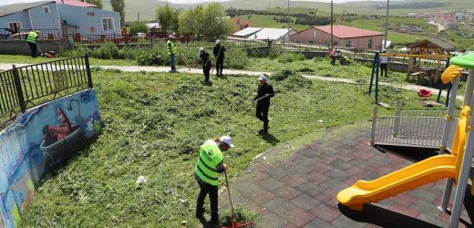 BELEDİYE EKİPLERİ’NDEN PARKLARDA KAPSAMLI ÇİM VE OT BİÇME ÇALIŞMASI