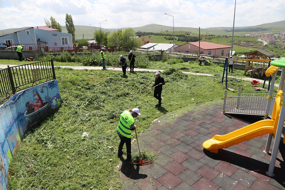 BELEDİYE EKİPLERİ’NDEN PARKLARDA KAPSAMLI ÇİM VE OT BİÇME ÇALIŞMASI