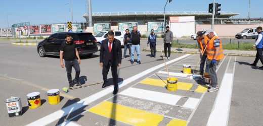 BELEDİYE EKİPLERİ’NDEN YAYA GEÇİTLERİ VE BORDÜR TAŞLARINI BOYAMA ÇALIŞMASI