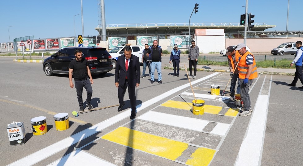 BELEDİYE EKİPLERİ’NDEN YAYA GEÇİTLERİ VE BORDÜR TAŞLARINI BOYAMA ÇALIŞMASI