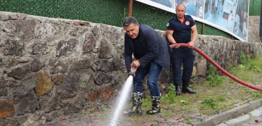 BAŞKAN DEMİR, EKİPLERİN YOL YIKAMA ÇALIŞMASINA EŞLİK ETTİ