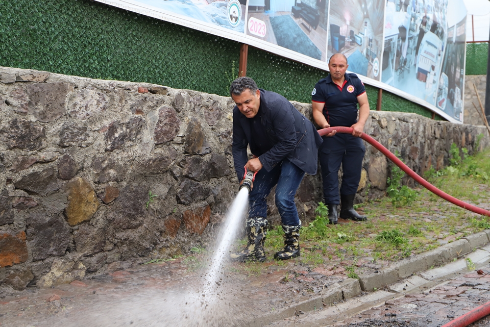BAŞKAN DEMİR, EKİPLERİN YOL YIKAMA ÇALIŞMASINA EŞLİK ETTİ