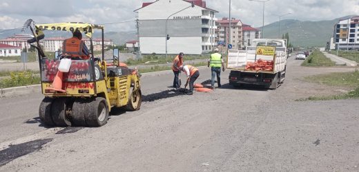 BELEDİYE EKİPLERİ’NİN ASFALT DOLGU ÇALIŞMALARI TÜM HIZIYLA SÜRÜYOR