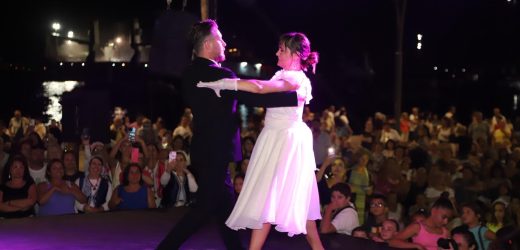 Dikili Belediyesi Kültür Etkinlikleri dansın ve ritmin coşkusuyla başladı