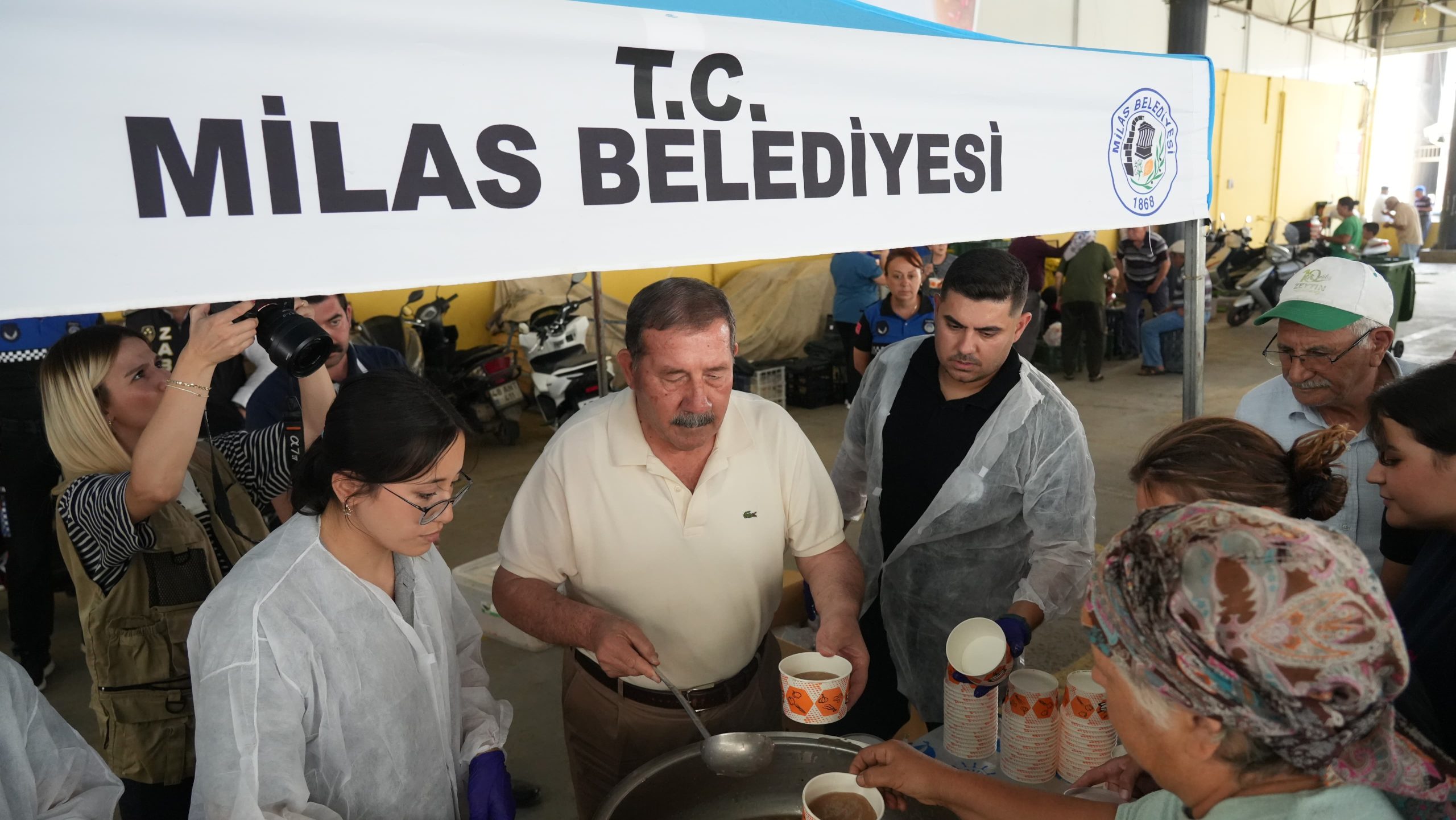 MİLAS BELEDİYESİ VATANDAŞLARA AŞURE İKRAM ETTİ