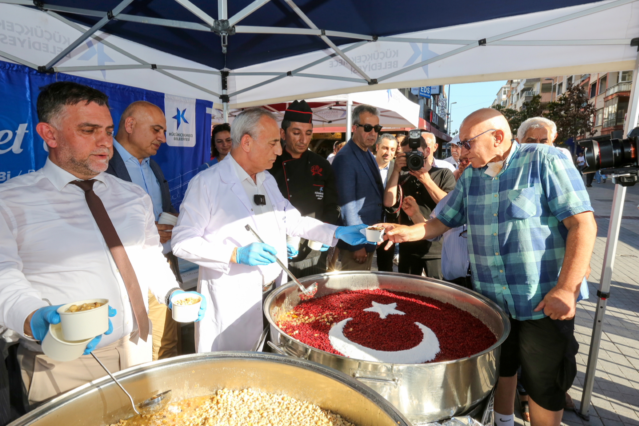 KÜÇÜKÇEKMECE BELEDİYESİ’NDEN BİNLERCE KİŞİYE AŞURE İKRAMI