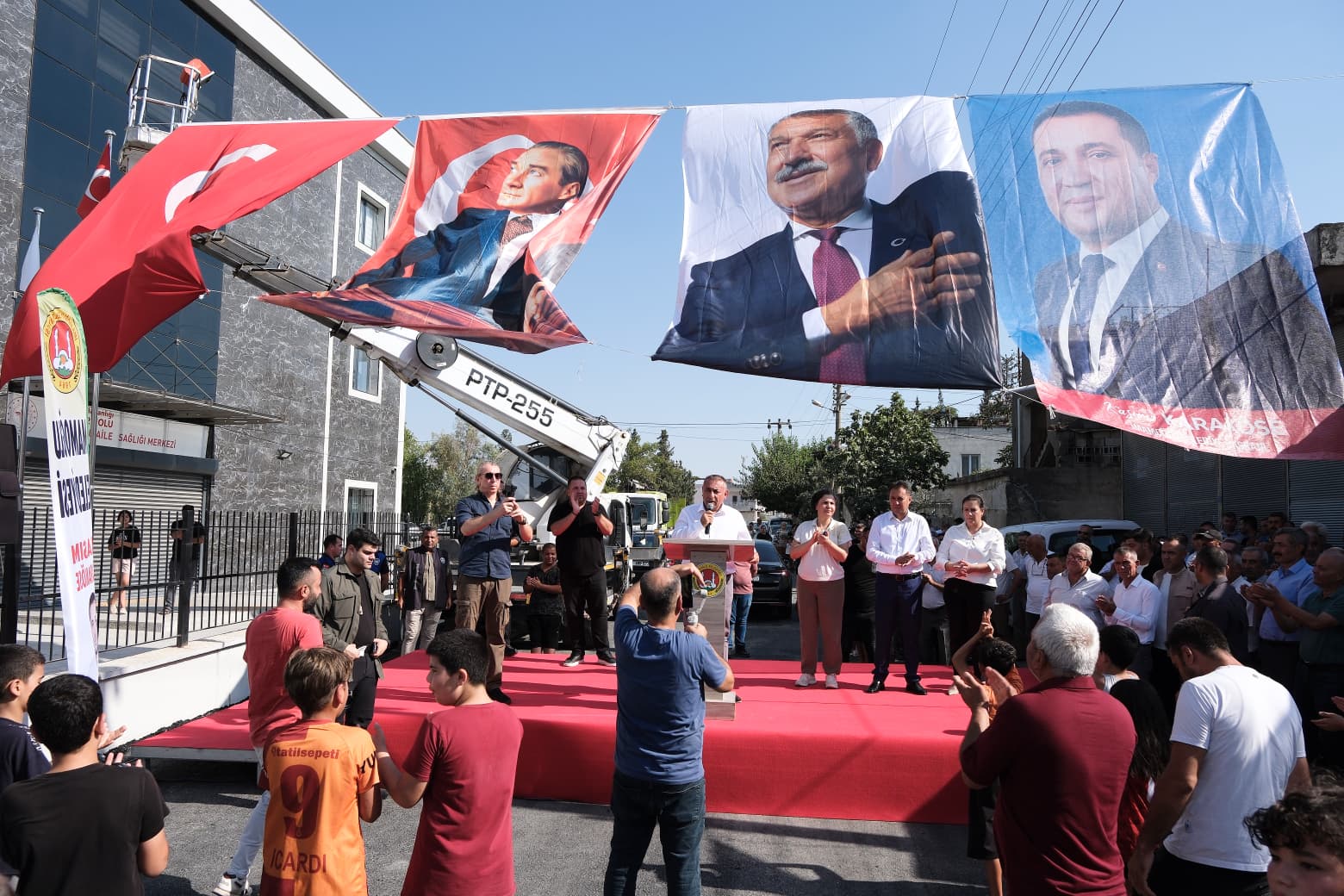 Güngör Geçer hafta sonu ilçelerde yoğun mesai gerçekleştirdi.