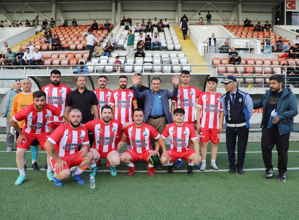 ARDAHAN BELEDİYE FUTBOL TAKIMI, BAŞKAN DEMİR’İN İZLEDİĞİ MAÇTA GRUPTAN ÇIKMAYI GARANTİLEDİ